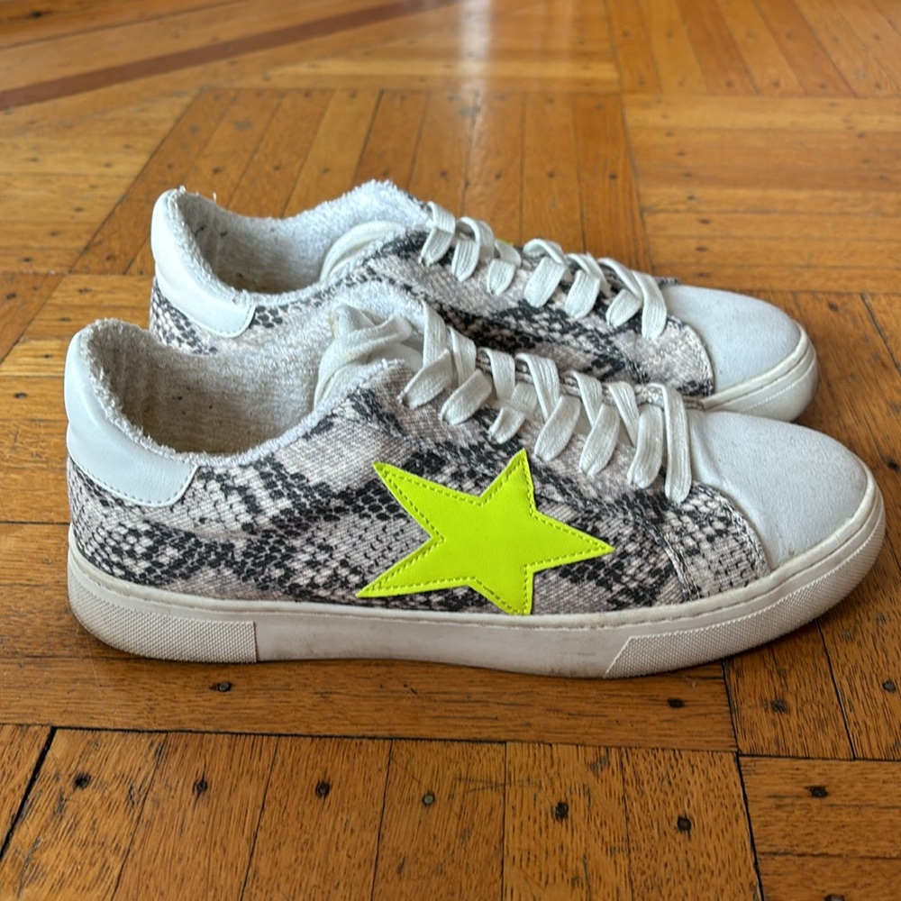 Lightly worn sneakers, size 9!